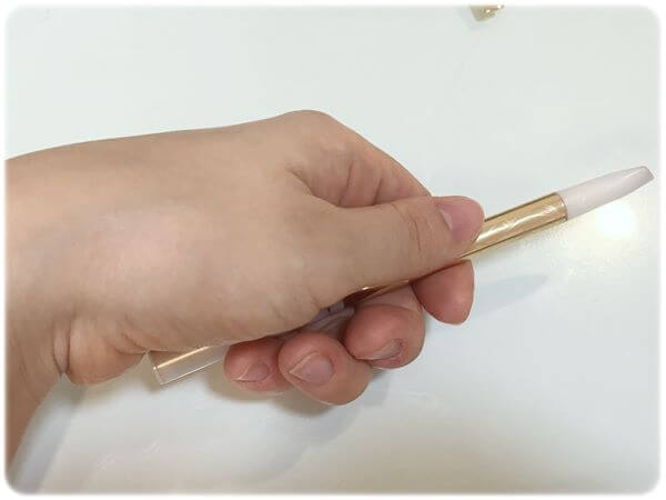 ブローカスタマイズ（パウダー）アイブローBR660手に持った感じ