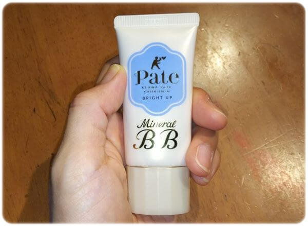 毛穴パテ職人ミネラルBBクリーム手に持ったサイズ感