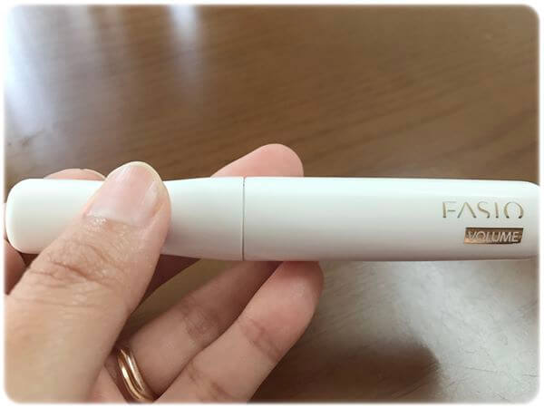ファシオ グッドカールマスカラ ボリューム手に持ったサイズ感