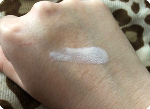 セザンヌ皮脂テカリ防止下地手に塗る