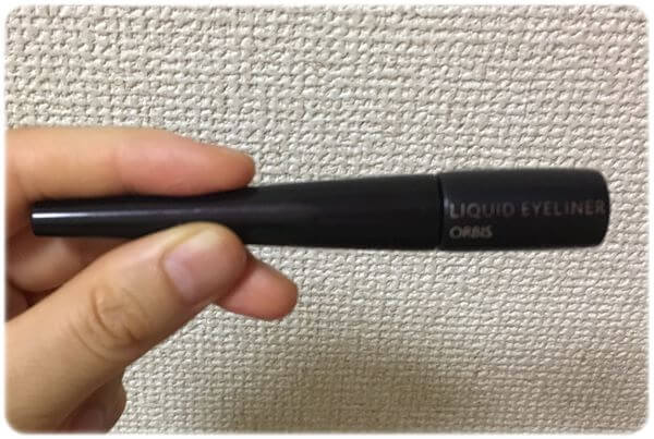 オルビス リキッドアイライナー ブラウン手に持った感じ