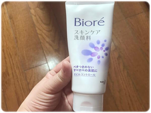 ビオレ スキンケア洗顔料オイルコントロール手に持った感じ