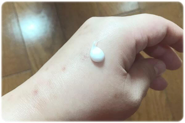 ビオレ スキンケア洗顔料オイルコントロール手に取りだしたところ