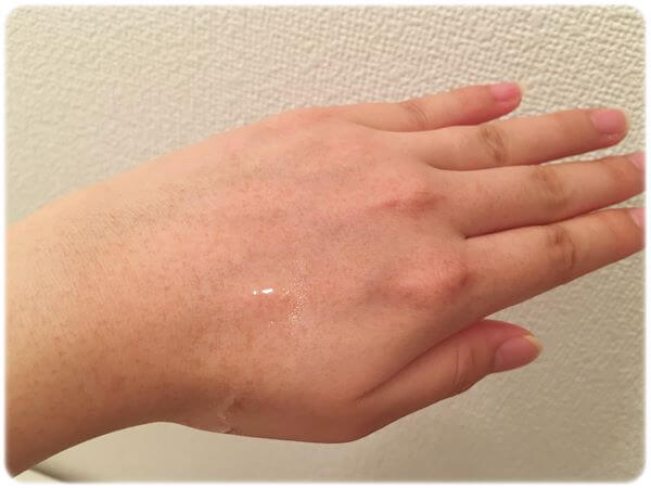 無印良品エイジングケアプレミアム化粧液手の甲に塗ったところ