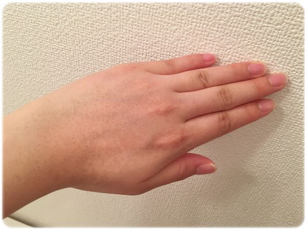 無印良品エイジングケアプレミアム化粧液手の甲に馴染ませた