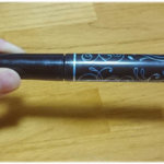 セザンヌエアリーカールマスカラ手に持ったサイズ感
