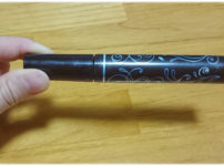 セザンヌエアリーカールマスカラ手に持ったサイズ感