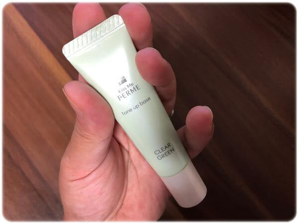 フェルム トーンアップ化粧下地手に持ったサイズ
