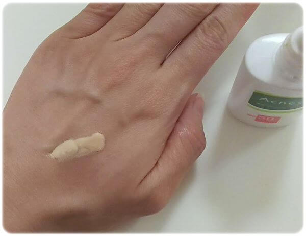 アクネスニキビ予防薬用UVティントミルク手に塗る