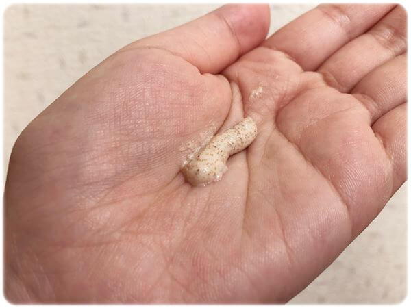 アロエ スクラブ洗顔手に出したところ