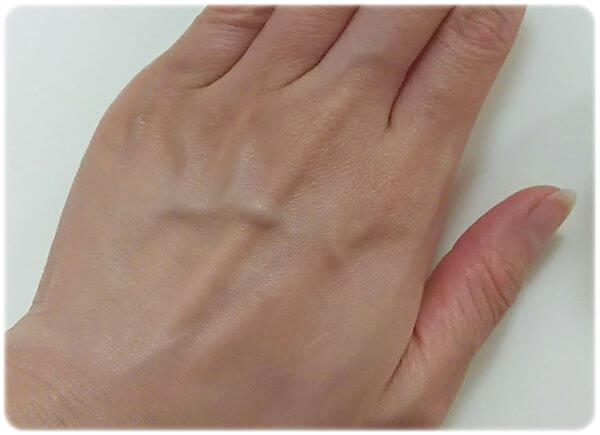 アクネスニキビ予防薬用UVティントミルク手に塗ったところ