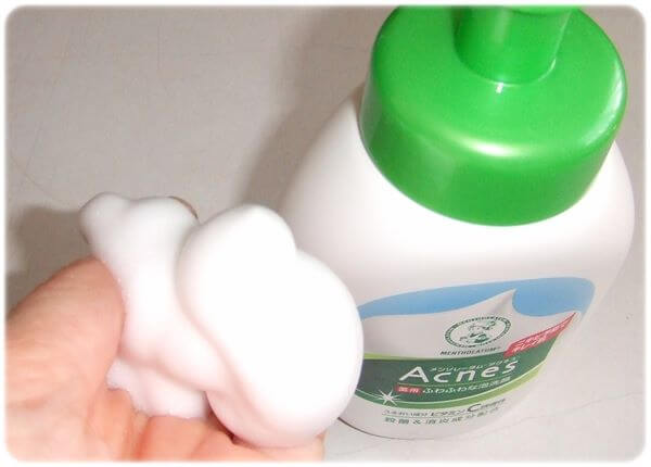 アクネス薬用ふわふわな泡洗顔使う量