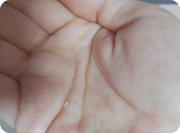 ぷるっとしずく化粧水手に取り出したところ