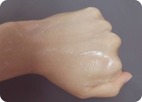ぷるっとしずく化粧水塗ってみる