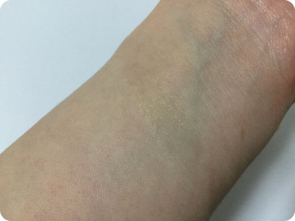 薬用リップクリームは透明