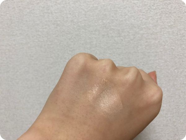 ミシャMクッションファンデーション(マット)手に塗る