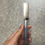 RMKリップジェリーグロス手に持ったサイズ感