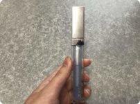 RMKリップジェリーグロス手に持ったサイズ感