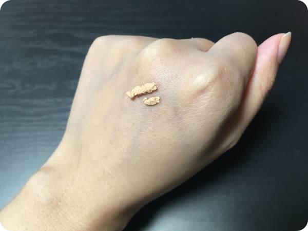 エアーフィットCCクリーム　ピュアナチュラル取り出したところ