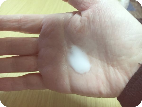 濃厚乳液手に取る