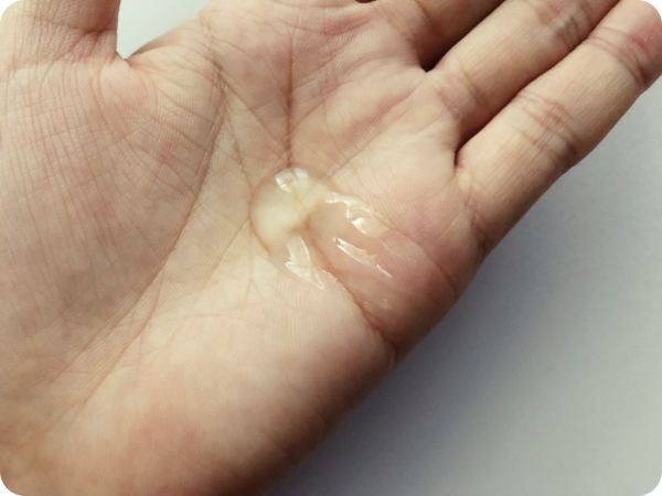 ビオレおうちdeエステ肌をなめらかにするマッサージ洗顔ジェル手に取る