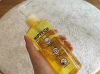 手に持ったディープクレンジングオイル