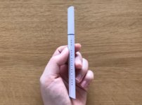アイオープニングライナーホワイトを持った感じ