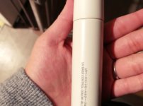 無印良品UVベースコントロールカラーブルー手に持ったサイズ