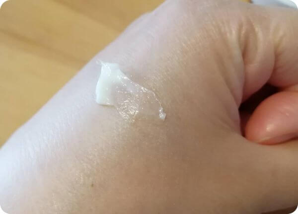 ちふれエッセンシャルクリーム塗る