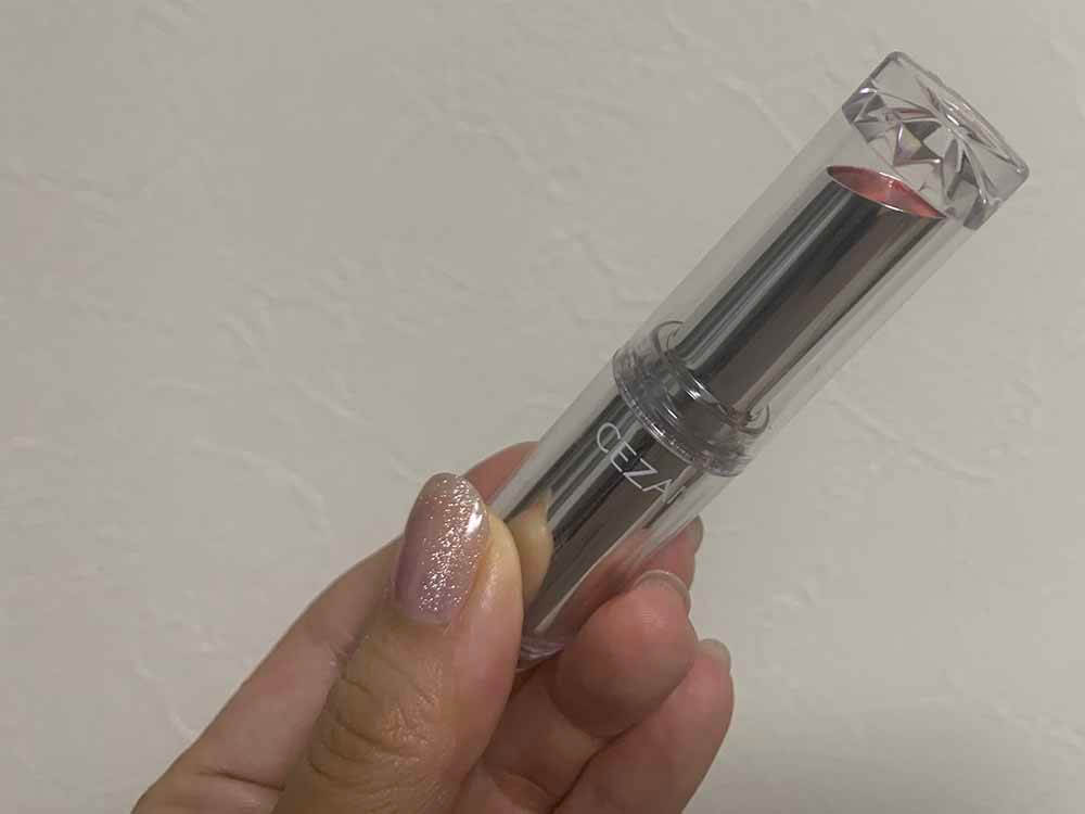 キャップに宝石のようなカットが施されていて、すごく可愛いです。