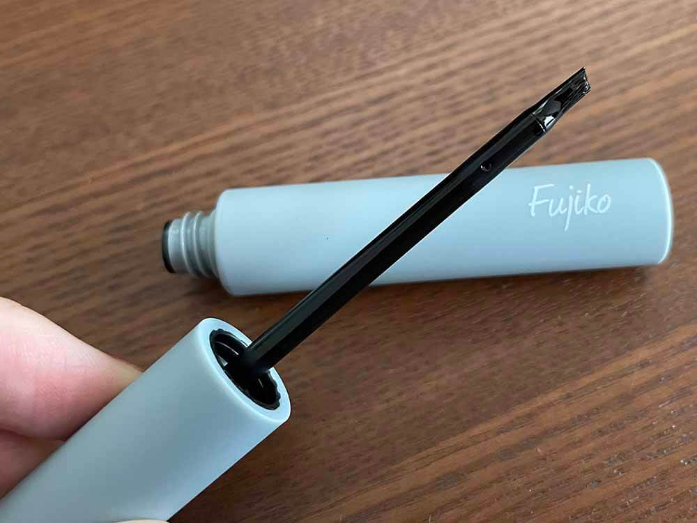 筆が斜め形状なので、眉のラインが描きやすい！