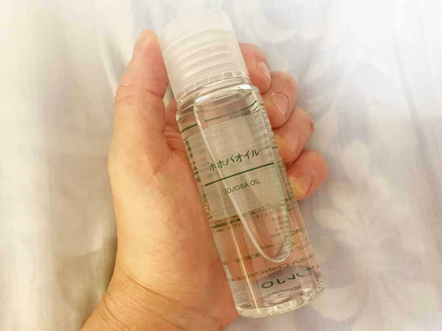50mlサイズで税込みで 890円。化粧ポーチにも入るサイズ