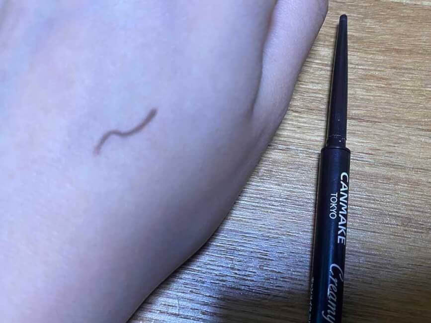 細いジェルクリームタイプの芯。書きやすいやわらかさで、折れることはありません。