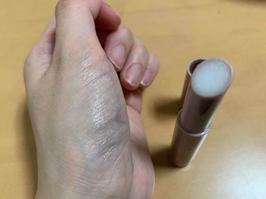 保湿成分が多いせいか全体的にツヤ感が多く、固めのテクスチャーです。