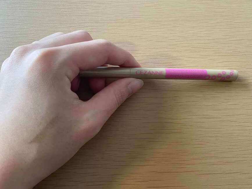 影を付けて立体的に見せる商品なので、かなり自然な二重に仕上がります。