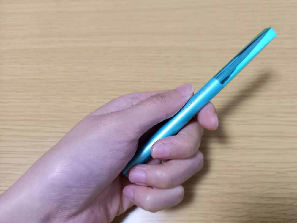繰り出し式のペンシルアイライナーです。
