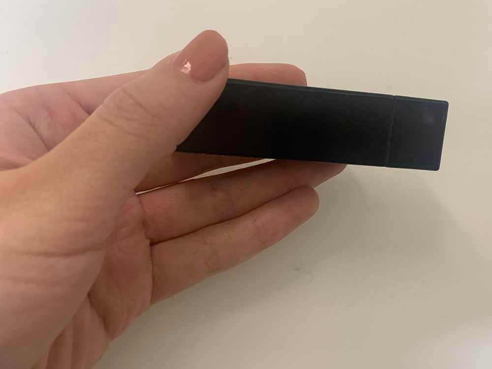 真っ黒でシンプルなつやのあるパッケージ