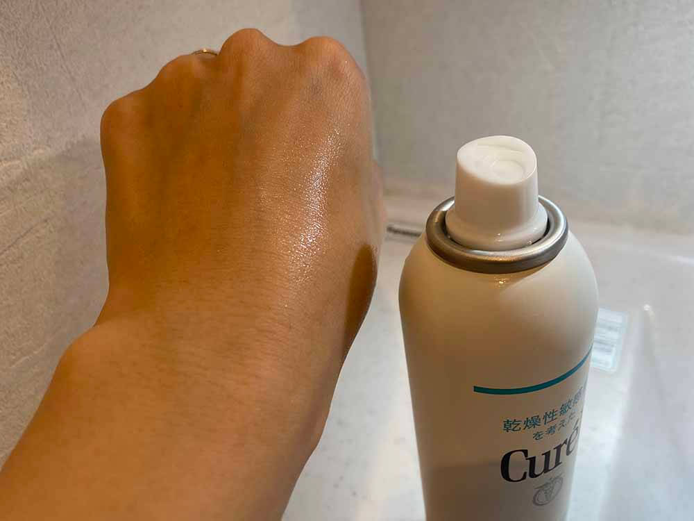 スプレーした後両手で抑えると、スーっと肌に入り込んでいく感じ