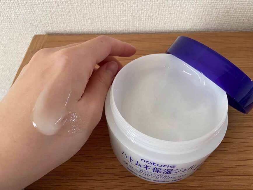 少しひんやりとしていて、肌にすーっと馴染んでいきます。