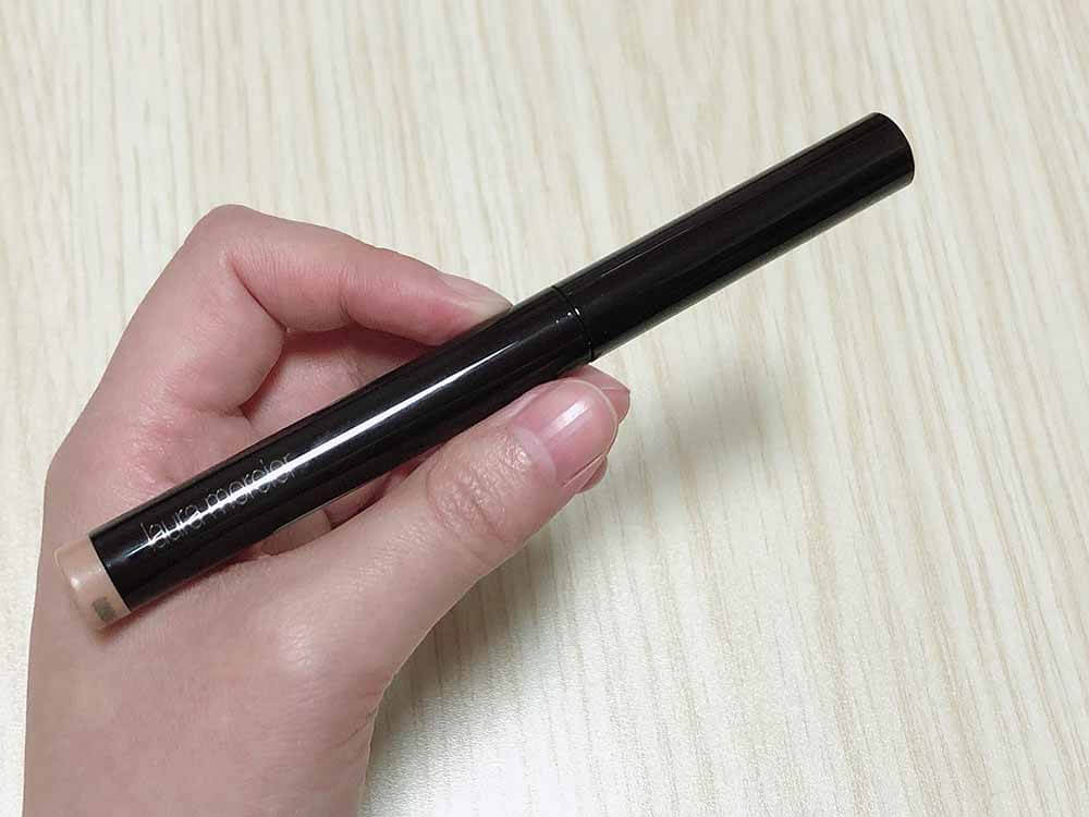 黒を基調にしたデザイン。下部はアイシャドウの色味と同カラーになっています。