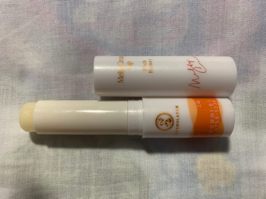 保湿力が高いせいか、中身はかなり柔らかいです。